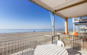 3 Bedroom Stunning Apartment In Santa Pola